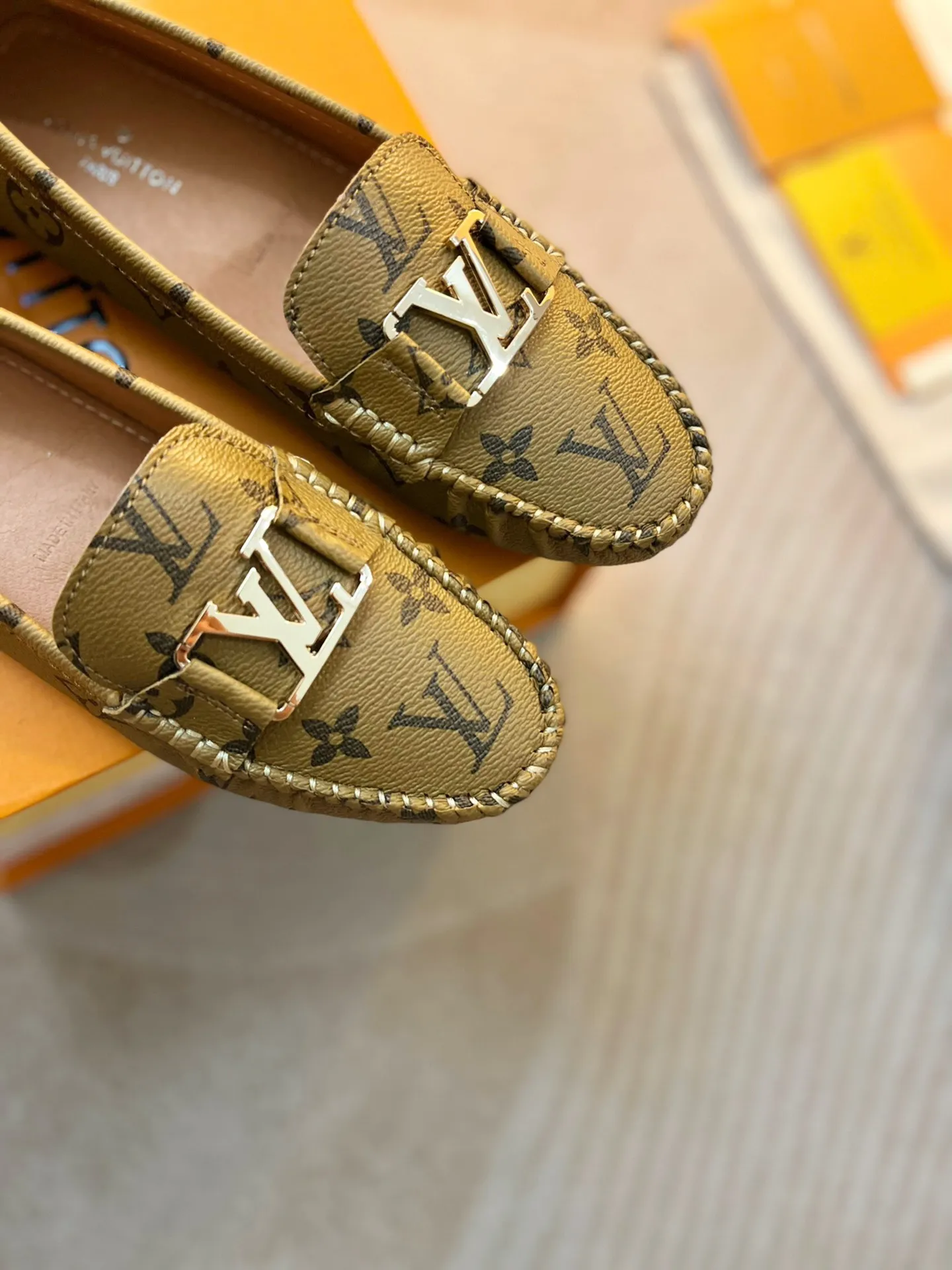 p460💰Couple model❤️🇫🇷 𝙇𝙤𝙪𝙞𝙨 𝙑𝙪𝙞𝙩𝙩𝙤𝙣 🇫🇷Louis Vuitton 2023 Classic𝓛𝓿 𝓣𝓻𝓪𝓲𝓷𝓮𝓻 Sports Series ➪➪➪¯ [Arizona Doudou Shoes Series] ▪️▪️▪️Arizona slip-on shoes are made of Monogram Eclipse canvas. Its hand-painted and dyed edges and hand-sewn uppers fully demonstrate Louis Vuitton's traditional shoemaking craftsmanship. This slip-on shoe is very lightweight. The integrated tongue and upper make it particularly comfortable and flexible. The soft outsole is equipped with rubber padding. Decorated with matching sash. Detailed features: ☑️Monogram Eclipse canvas ☑️Black Eclipse pattern ☑️Hand-painted shoe edges ☑️Hand-sewn uppers (each pair takes time to process) ☑️Integrated tongue and upper construction ☑️Outsole equipped with rubber lining ☑️size: 35_46